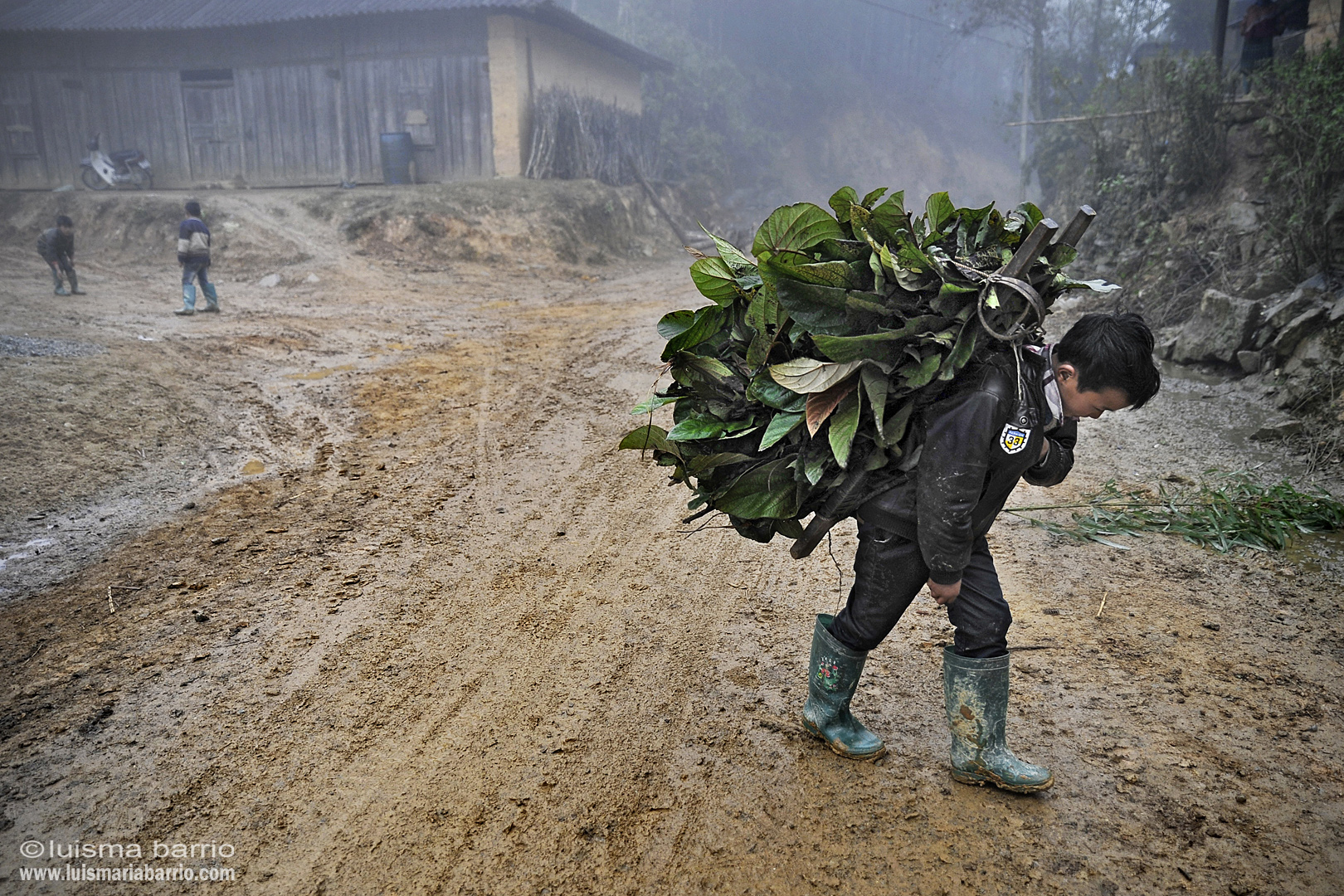 boy mountains vietnam hard job